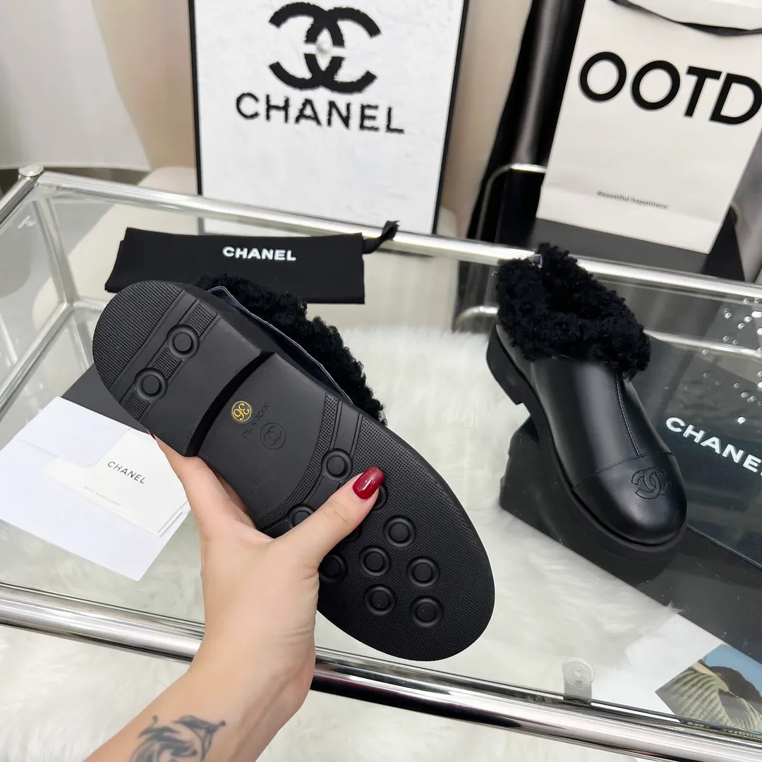 👟👟Ex-factory price 540👟👟 High version of Chanel CHANEL, 🌞🌞🌞Xiaoxiang’s latest 2025 autumn and winter short boots, a must-have item for this autumn and winter season! ! Ms. Chanel loves simple yet irresistible combinations to show her unique style. Mix and match freely to shine⚡Follow Grandma’s fashion steps! ! ! The top-notch craftsmanship and texture are perfectly presented. No matter any details, you can compare them with the counters. The best quality products can be entered and exited from the counters at will! ! ❶Material: imported cowhide/cow suede/wool ❷Lining: sheepskin lining ❸Feet: sheepskin ❹Outsole: original molded sole ❺Heel height: 3cm ❻Number of yards: 35-40 (40 and 41 are customized and non-refundable)